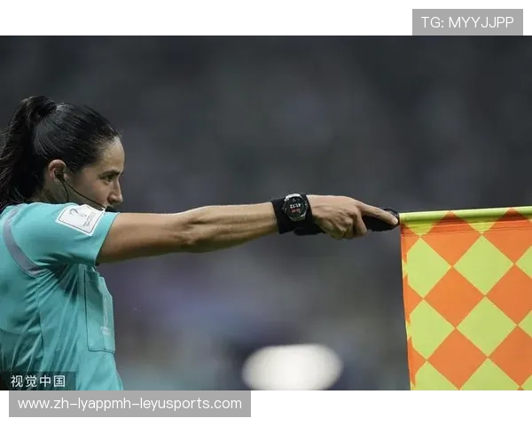 足球边裁旗操作是否在越位判罚中直接影响裁判判定的准确性 足球边裁旗操作是否在越位判罚中直接影响裁判判定的准确性